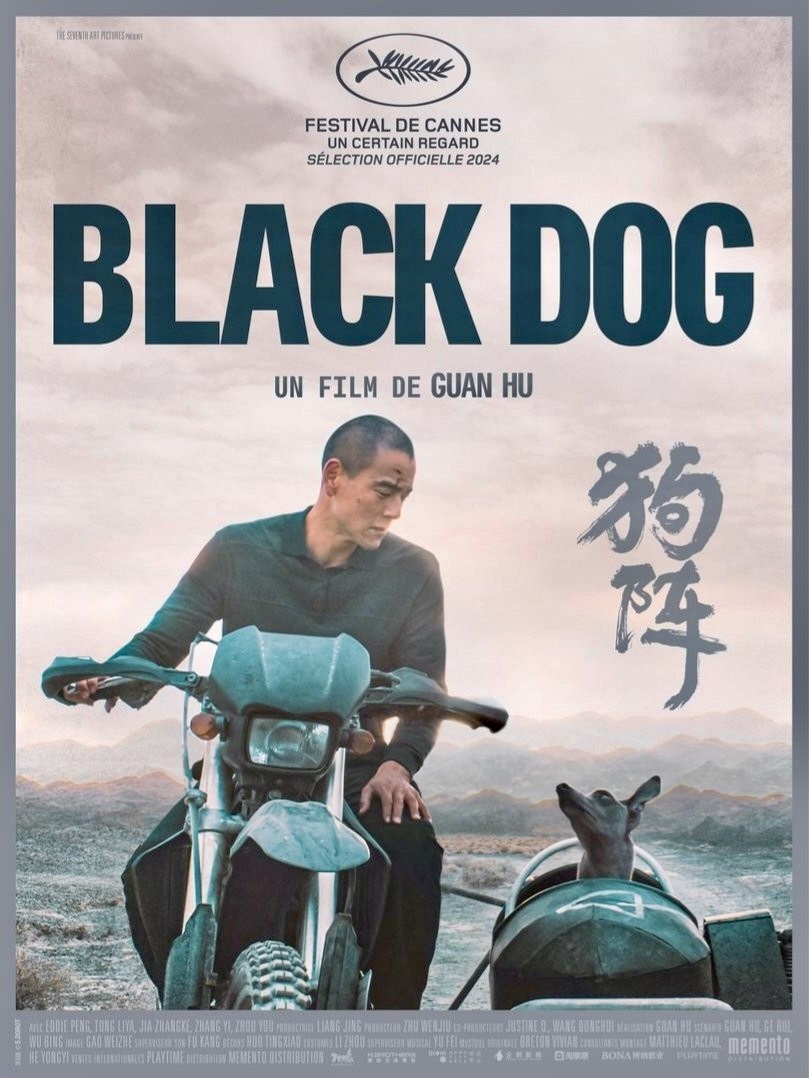 Affiche du film « Black Dog » (Guan Hu) : un homme assis sur une moto regarde un chien dans un side-car, sur fond de désert et de montagnes.