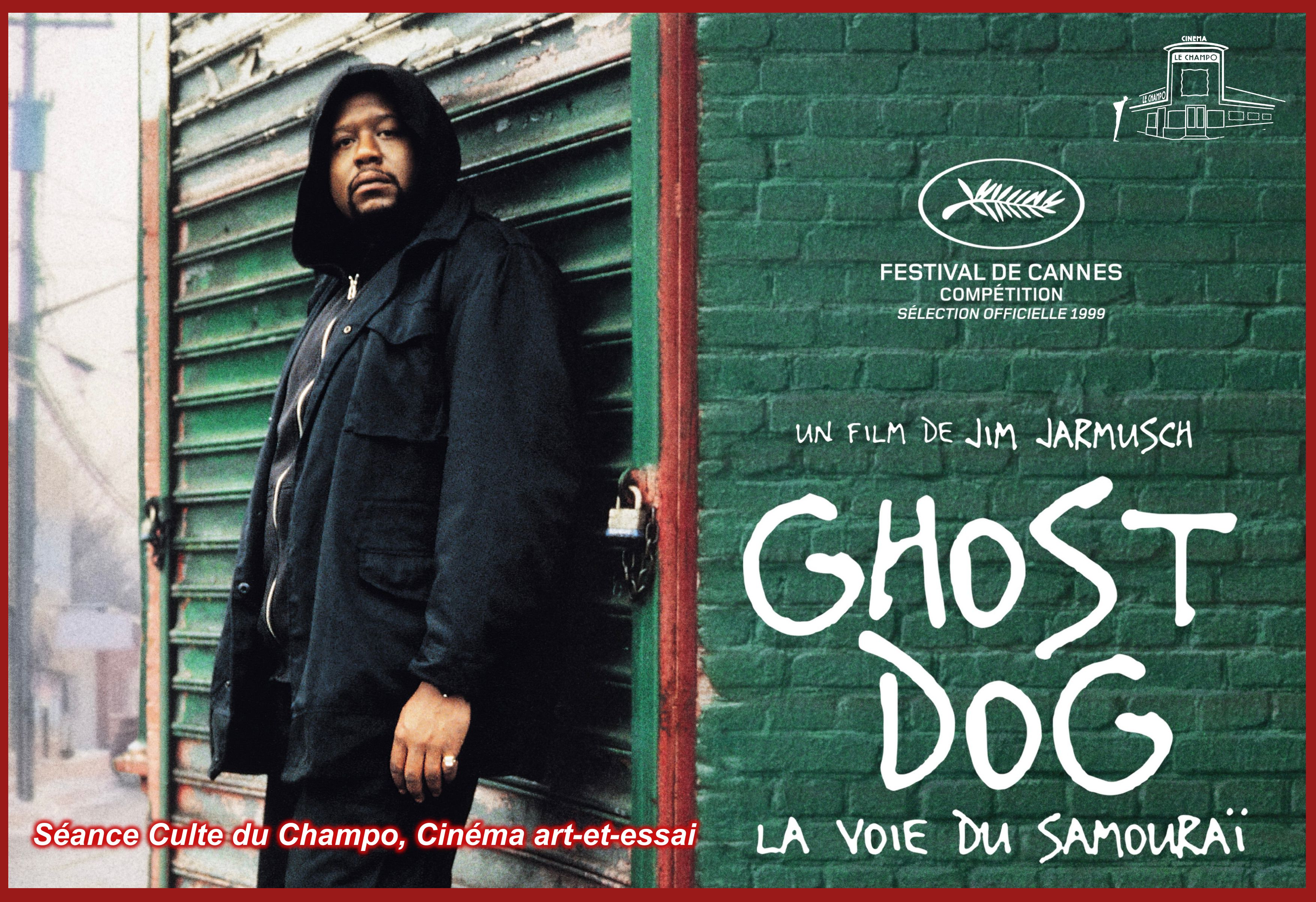 Ghost Dog de Jim Jarmusch – Forest Whitaker en manteau sombre tient un pistolet en ville, film culte samouraï urbain projeté au Champo