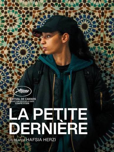 Affiche du film « La Petite Dernière » (Hafsia Herzi) : jeune femme de profil avec casquette et sac à dos, devant un mur de motifs géométriques.