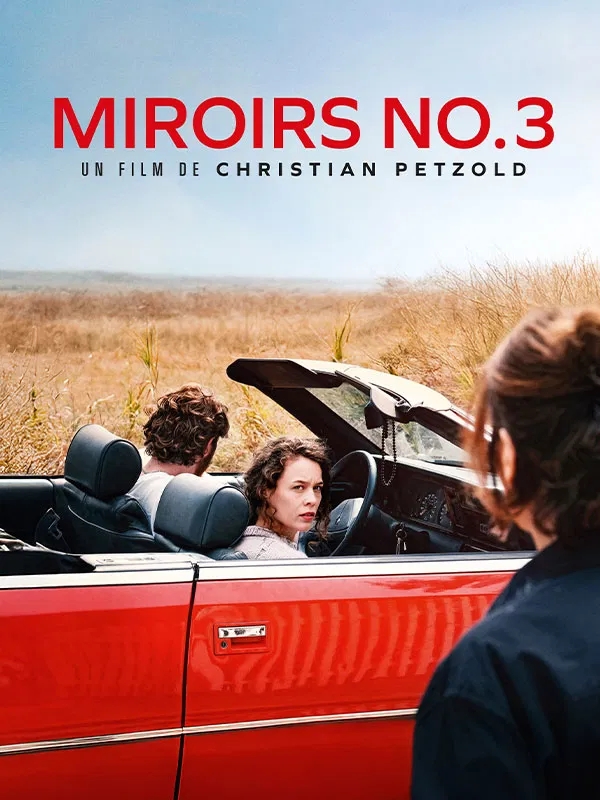 Affiche « Miroirs No.3 » (Christian Petzold) : une décapotable rouge dans un paysage, une femme se retourne vers l’objectif, silhouette floue au premier plan.
