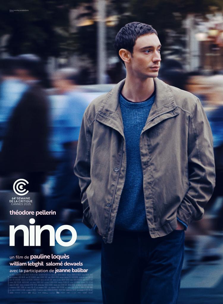 Affiche du film « Nino » (Pauline Loquès) : un jeune homme marche dans une rue urbaine floue, veste beige et pull bleu, regard tourné sur le côté