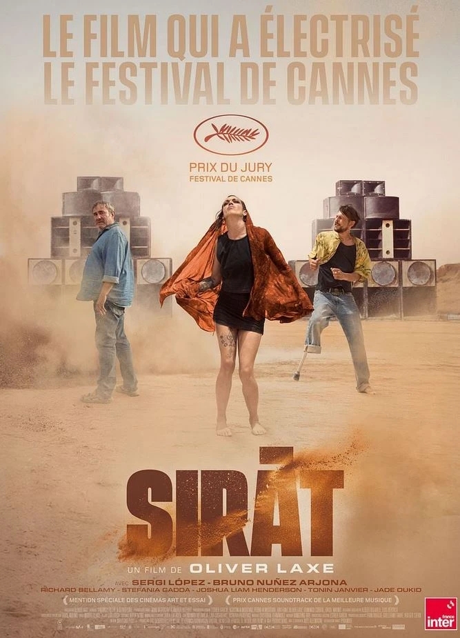 Affiche du film « Sirât » (Oliver Laxe) : scène désertique, une femme avance au centre, de grands murs d’enceintes derrière, deux hommes de part et d’autre