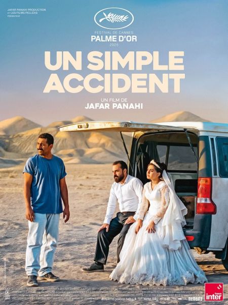 Affiche du film « Un simple accident » (Jafar Panahi) : désert, une camionnette ouverte, un homme debout et un couple en tenue de mariage assis près du véhicule.